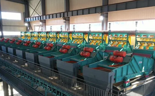 Una imagen que muestra pantallas finas utilizadas en el tratamiento de aguas residuales, destacando su papel en el filtrado de partículas pequeñas y mejorar la eficiencia del sistema.